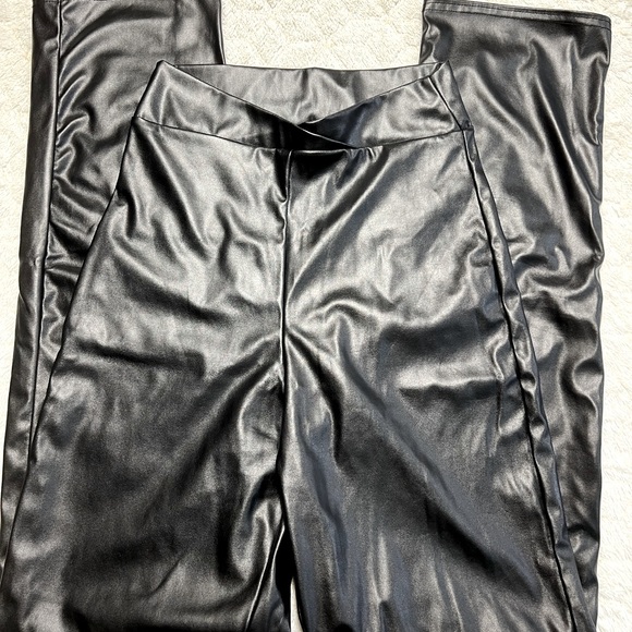 Pretty Little Thing Faux Leather Pants - Size 4 - Picture 3 of 5